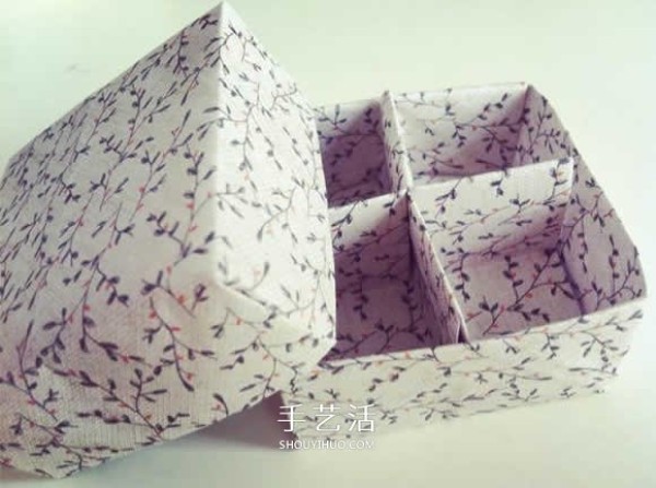 Illustrated folding of a square box with divided boxes and steps for origami with divided boxes