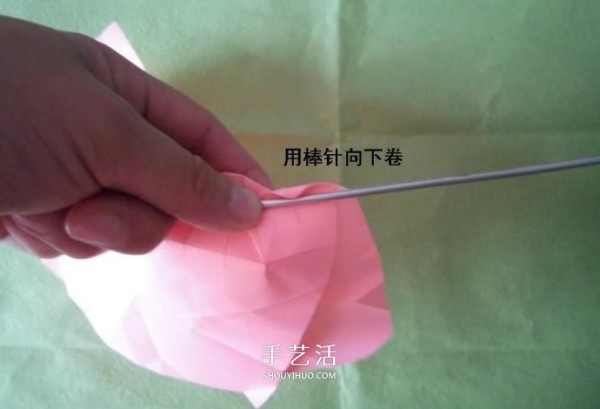 How to fold a wine glass rose and illustrate the process of handmade origami wine glass roses