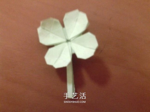 How to fold a lucky four-leaf clover and how to make an origami four-leaf clover step by step" border= "0" width="580" height="435" src="https://img.111diy.com/timthumb.php?src=/d/file/20220112/avdvh4qg0k2.jpg" /></p>
<p>Adhere the leaves and petioles together. </p>
<p align="center"><img alt="Illustration of how to fold a lucky four-leaf clover Step by step diagram of how to make origami four-leaf clover"  alt=