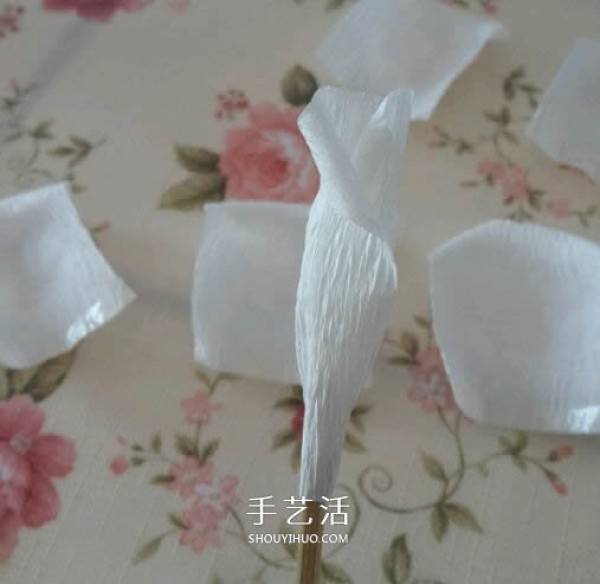 The process of making roses from crepe paper and how to make simple crepe paper roses