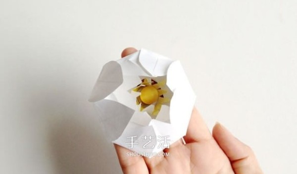 Illustration of how to make beautiful paper lotus from lotus blooming in water