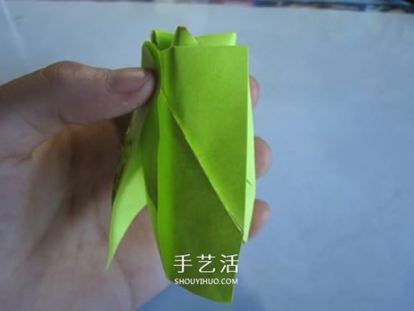 The origami illustration of the original paper rose is very detailed