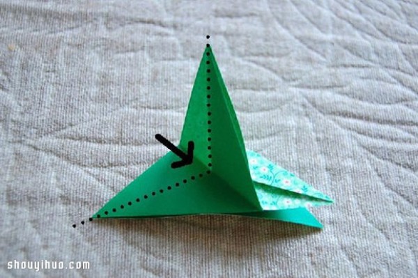 Illustration of how to fold a three-dimensional four-leaf clover, simple handmade origami four-leaf clover