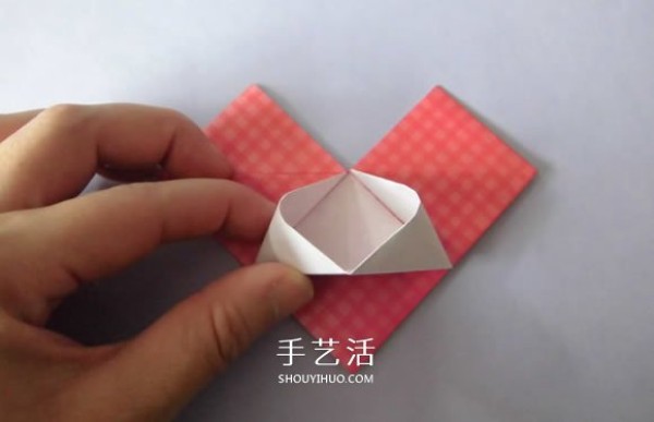 Illustration of how to fold a love flower arrangement, a simple heart-shaped origami with a vase