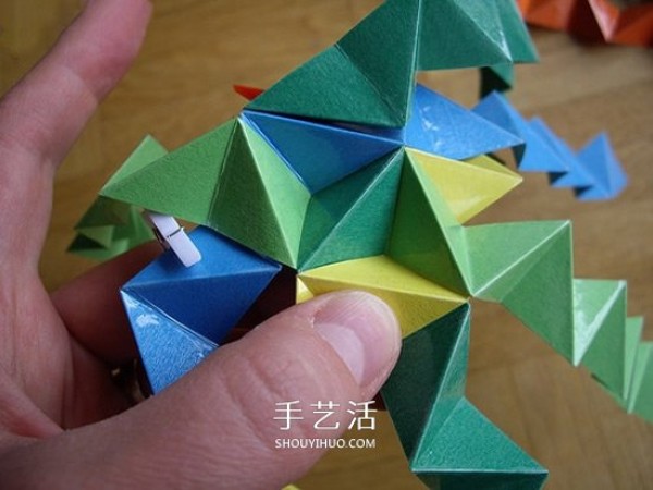 The steps of folding a paper ball and the picture of the detailed steps of origami balls