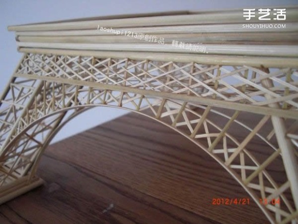 A detailed illustrated tutorial on making a model of the Eiffel Tower using chopsticks and bamboo skewers