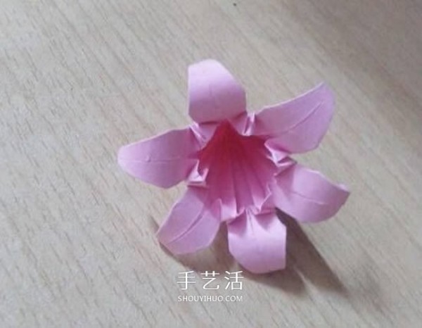 Six-petal lily origami illustration, tutorial on how to make origami six-petal lily