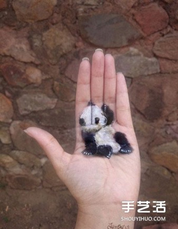 The mini animal raised in the palm of your hand turns out to be a 3D three-dimensional painting