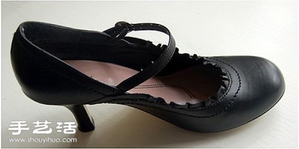 Illustrated tutorial on clever modification of shoes to add cute bow decorations