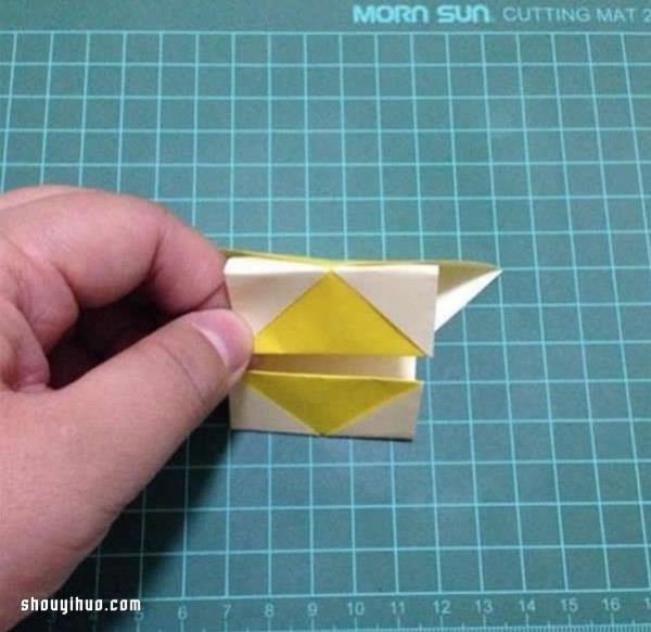 Illustration of how to make an origami lantern, tutorial on how to make a simple and beautiful lantern