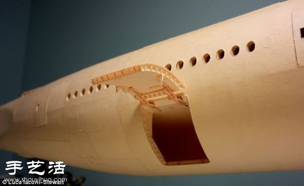 Cardboard DIY to make ultra-fine Boeing 777 airplane model