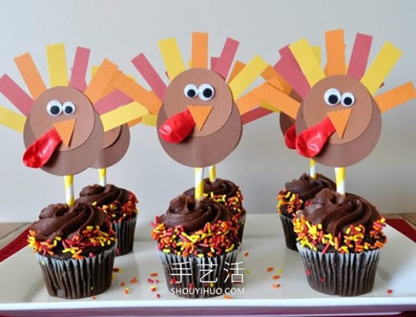 Tutorial on how to make a turkey for decorating a cake on Thanksgiving