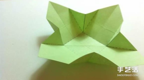 A piece of paper to fold a four-leaf clover, an illustration of the steps to fold a creative four-leaf clover