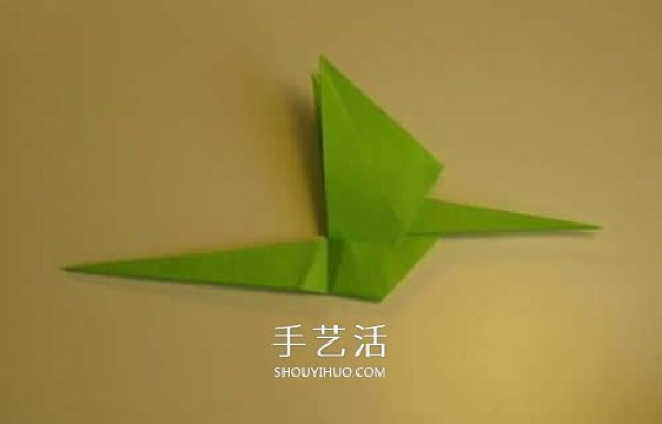 Step-by-step diagrams of hand-made origami pterosaurs. Illustrated process of folding pterosaurs