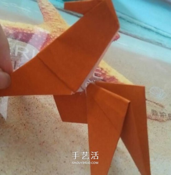 How to make an origami horse with illustrations of the steps of folding a three-dimensional horse by hand