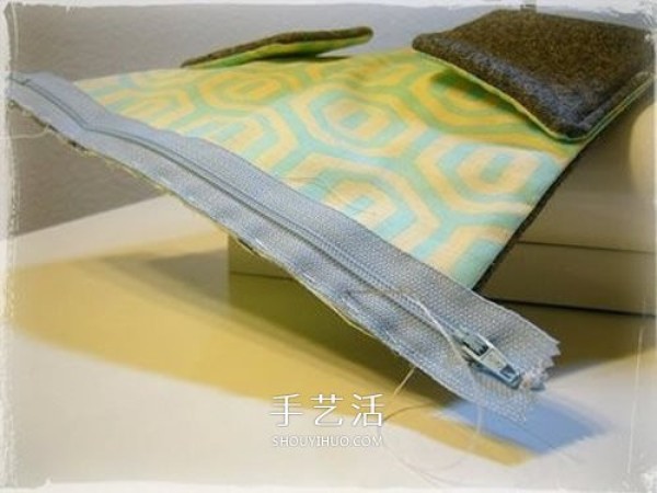 Handmade patchwork pencil case tutorial illustrates how to make a non-woven pencil case