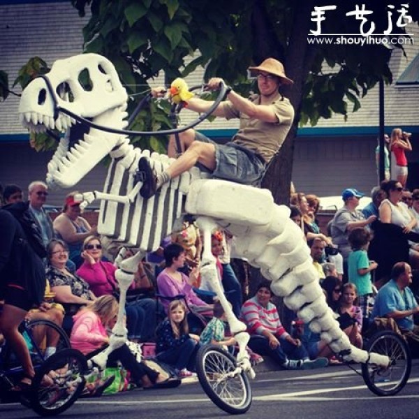 A beautiful craftsman makes a DIY Tyrannosaurus bicycle