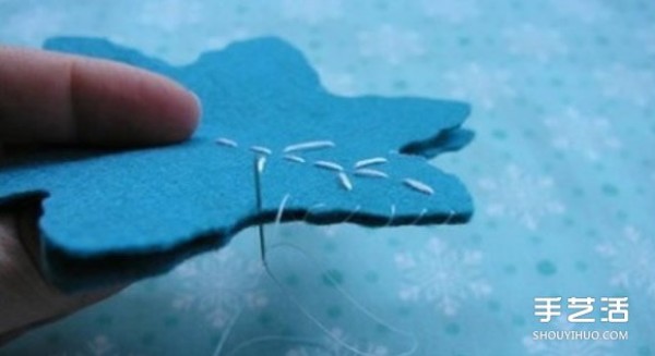 The production of Christmas-themed non-woven snowflakes, Christmas trees and gingerbread man pendants