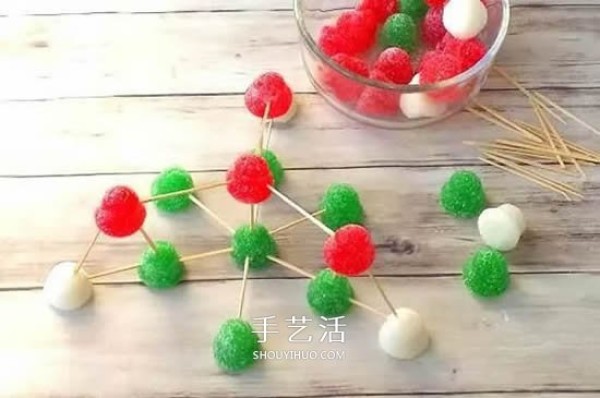 Parent-child puzzle game: Build a Christmas tree with jelly beans and toothpicks