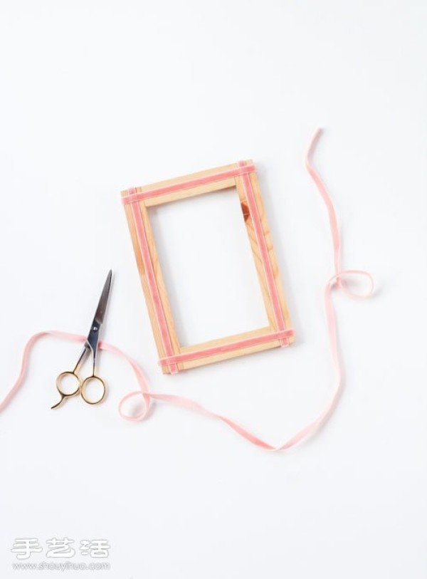 Illustrated tutorial on how to simply remodel a wooden photo frame by hand using ribbons