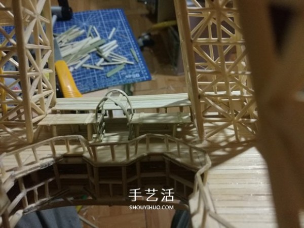 Detailed illustrated tutorial on hand-made Eiffel Tower model with bamboo sticks