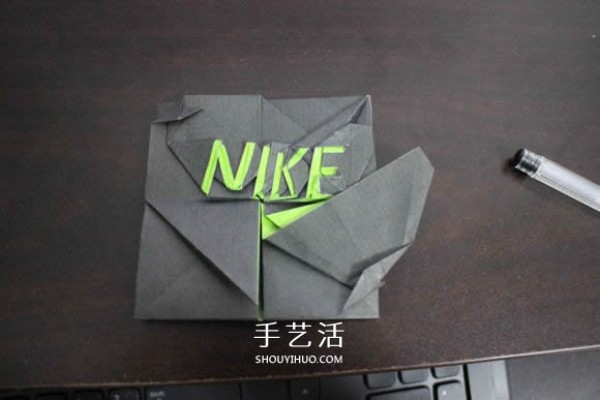 Illustrations of how to fold the NIKE logo using the origami method