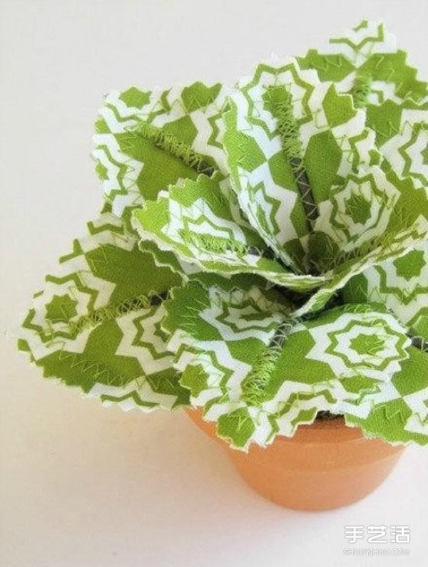 The pictures of beautiful handmade cloth flowers are beautiful and easy to care for