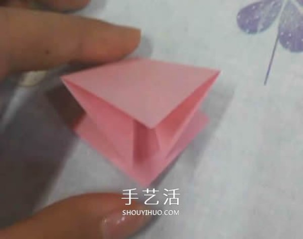 The folding method of the square packaging box with lid also includes the butterfly on the lidknot