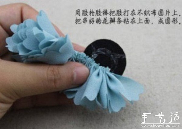 Detailed picture and text explanation of simple DIY beautiful hair flower