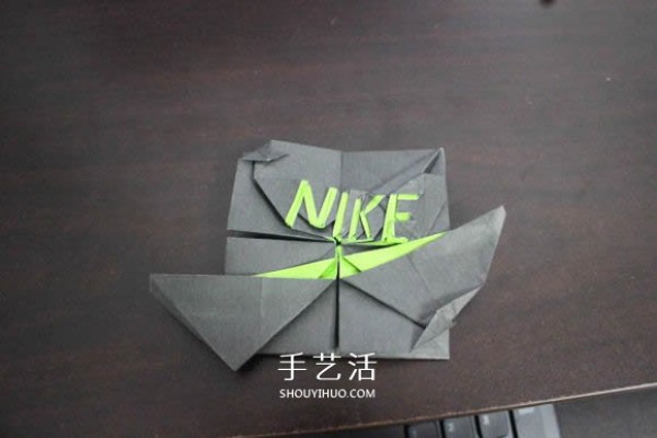 Illustrations of how to fold the NIKE logo using the origami method