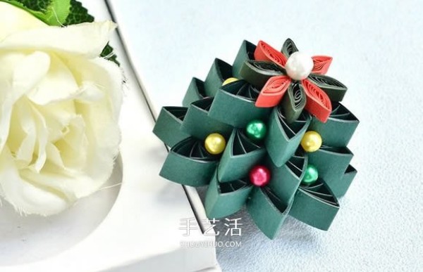 Illustrated tutorial on how to make a beautiful quilled paper Christmas tree