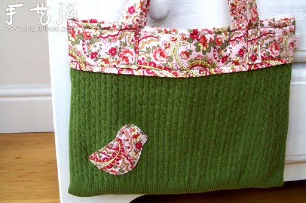 Old sweaters transformed into beautiful DIY handbags