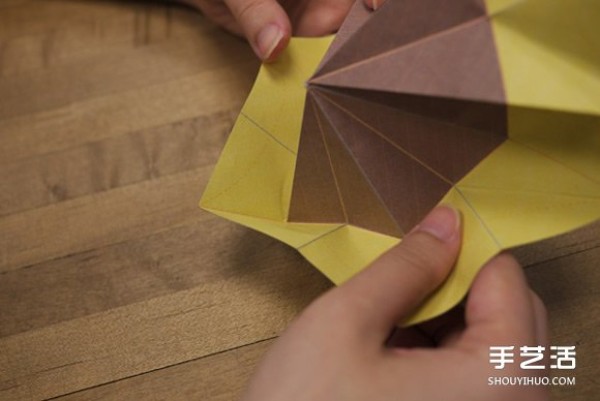 The folding method of sunflower flower illustrates the process of handmade origami sunflower