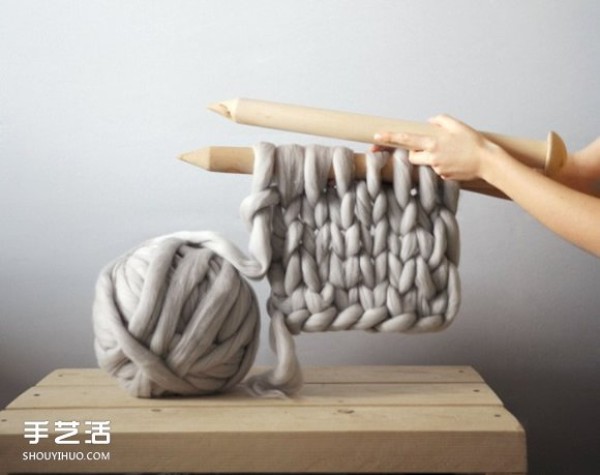 Knitwear woven from ultra-thick wool threads is extraordinarily warm