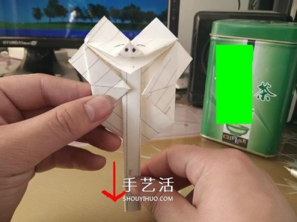 The moving origami pig illustrates the steps of folding the moving pig