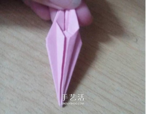 Six-petal lily origami illustration, tutorial on how to make origami six-petal lily