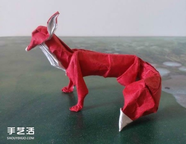 How to make a three-dimensional origami fox, a handmade fox with an origami method of the illustration