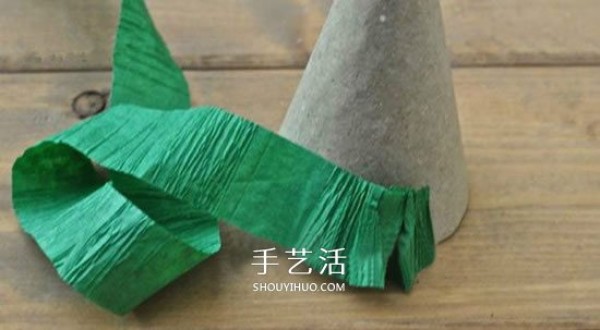 A simple crepe paper Christmas tree tutorial for children to make a homemade Christmas tree