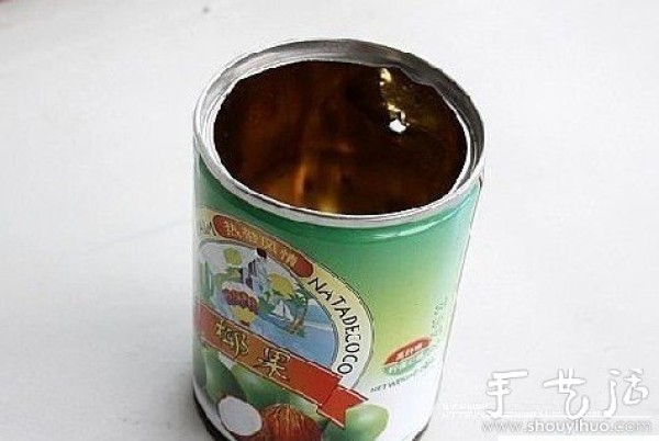 Handmade DIY flower pots from small tin cans