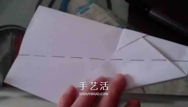 The simplest way to fold a paper airplane, a simple tutorial for toddlers to make an origami airplane