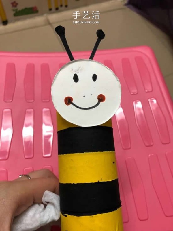 Use waste toilet paper tubes and paper cups to make a cute little bee