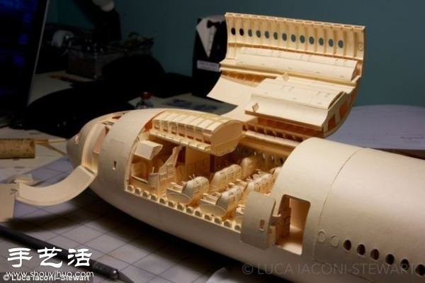 Cardboard DIY to make ultra-fine Boeing 777 airplane model