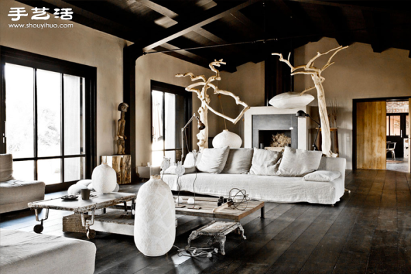 The earth-toned rustic seaside villa decoration design with desolate beauty