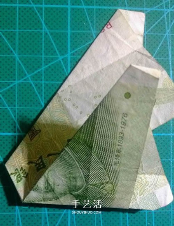 Illustration of the folding method of the hexagonal badge, origami hexagonal badge with one yuan bill