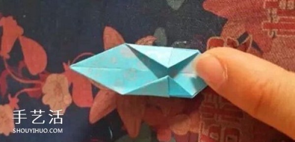 A piece of paper to fold a clover, the origami steps are very simple