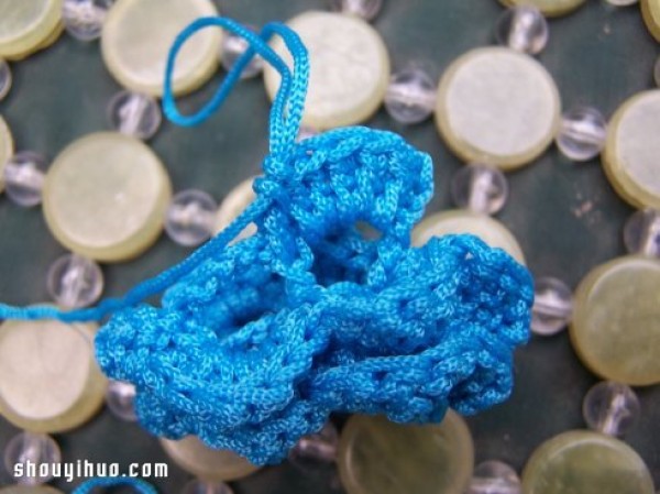 Illustrated tutorial on crocheting sandals with detailed steps