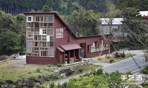 Zero waste concept: a craft beer shop built with recycled waste