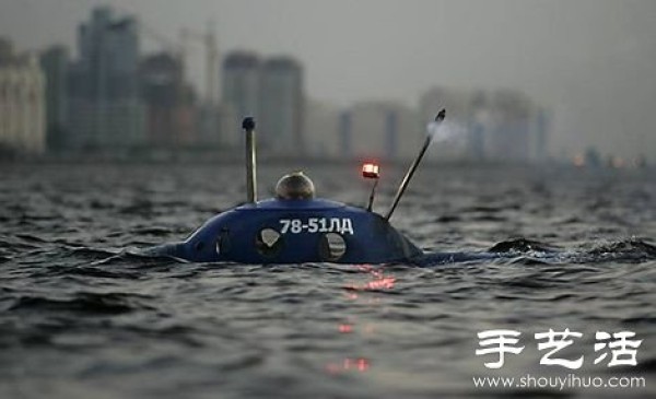 Russian uncles DIY mini-submarine