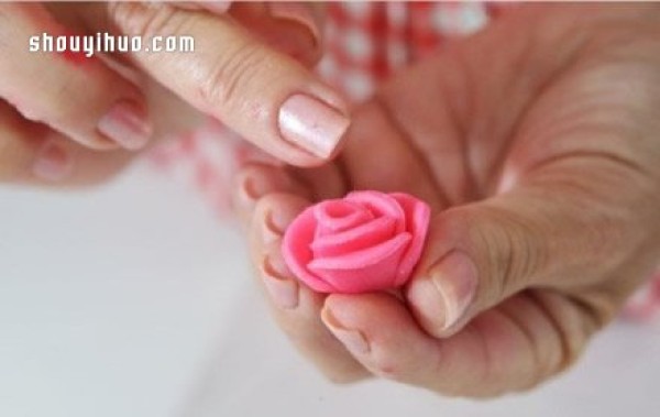 Illustrated tutorial on how to make roses with ultra-light clay