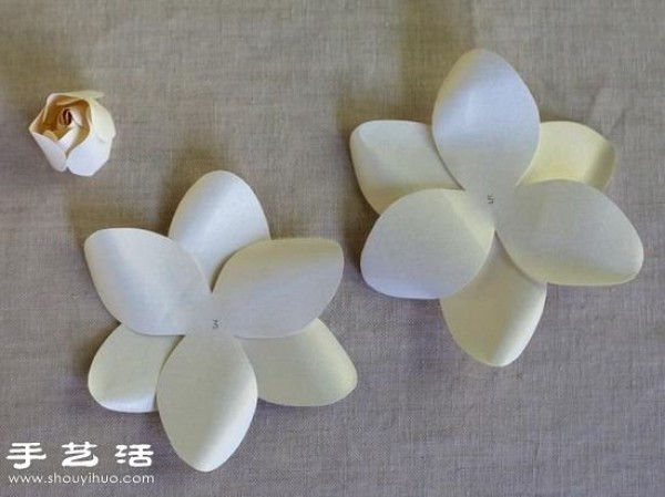 Illustrated tutorial on handmade gardenias made from cardboard